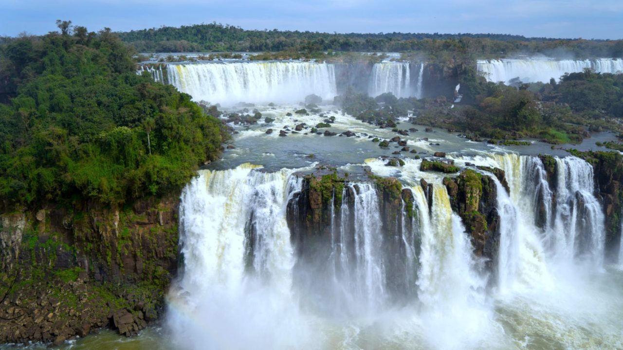 Foz do Iguazu Wasserfall Ein breiter Wasserfall umgeben von Wald