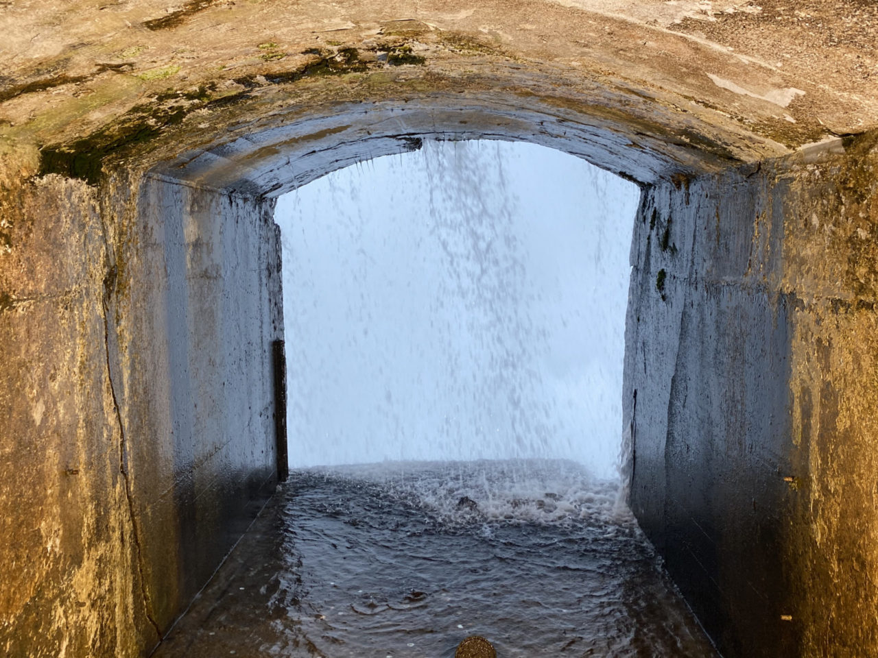 Niagara Falls - Aussichtsplattform Tunnel mit Blick auf Wasserfall