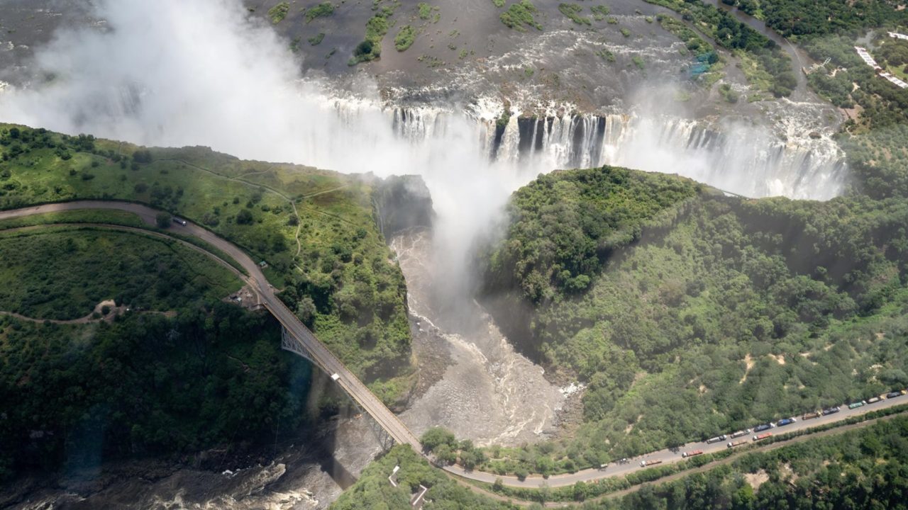 Victoria Falls aus der Luft Wasserfälle mit Regenwald aus der Luft