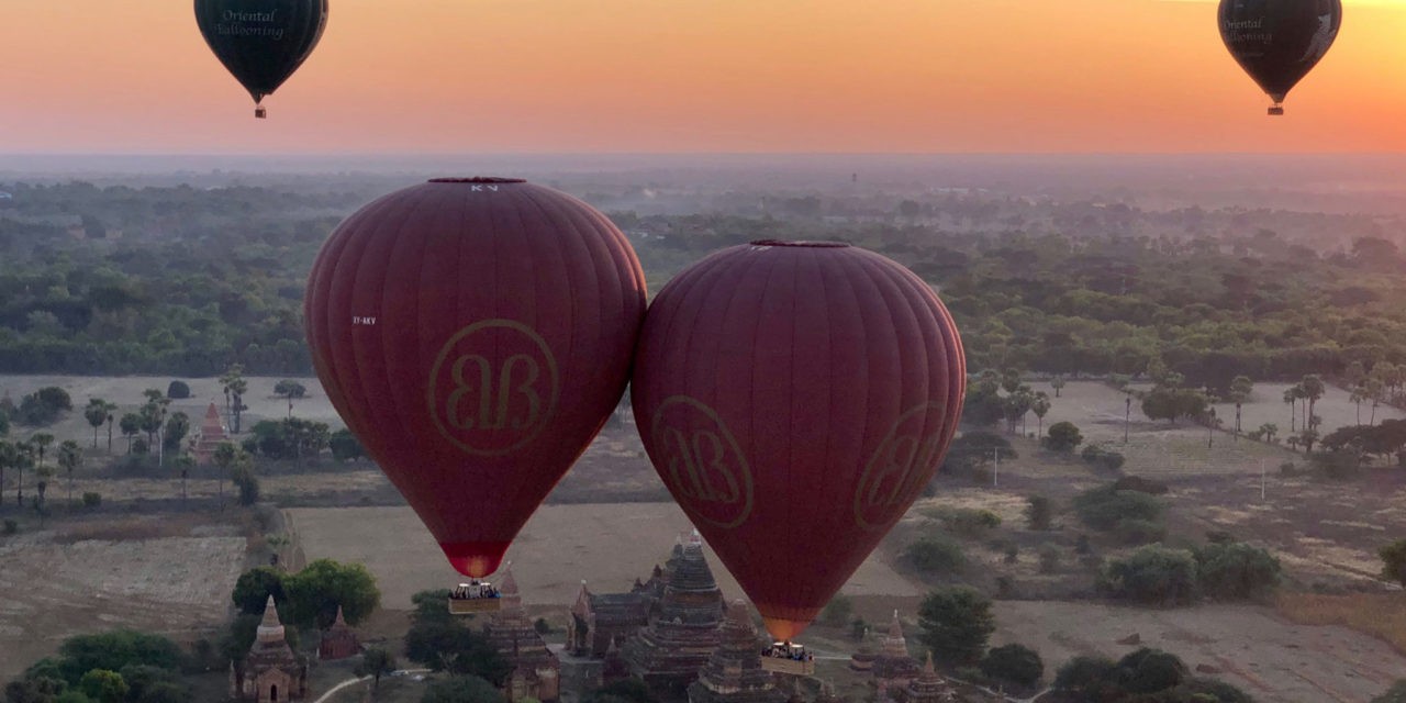 Die küssenden Ballone von Bagan