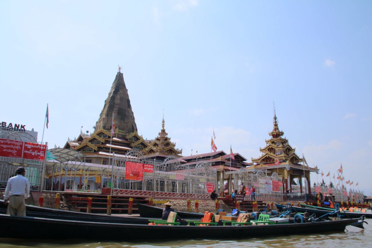 Phang Daw U Pagode Langboote vor einer Pagode