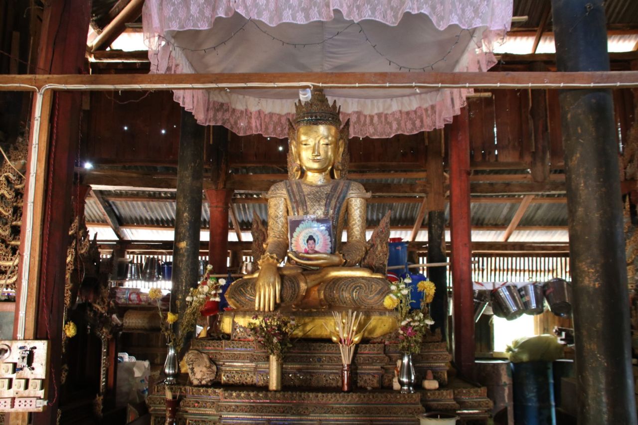 Ein Buddha in der Phang Daw U Pagode Ein sitzender Buddha in einer Pagode