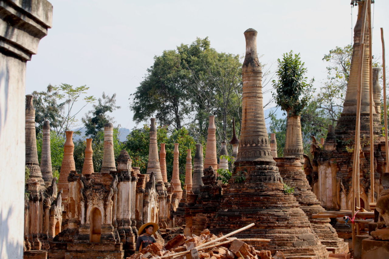 Indein - Wald aus 1000 Stupas Viele Stupas vor einem Baum im Hintergrund