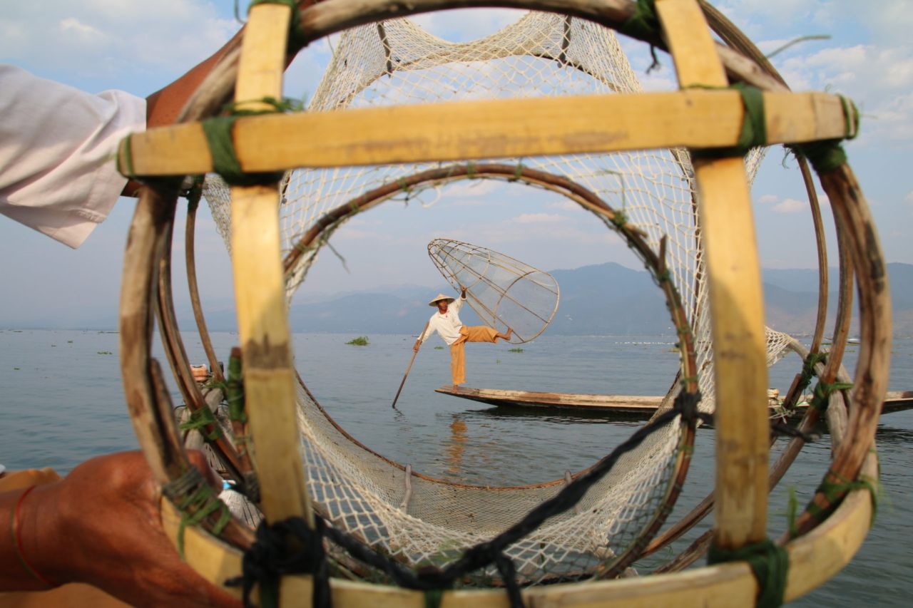 Ein Fischer posiert auf dem Inle-See Ein Fischer auf einem Boot auf dem Inle-See