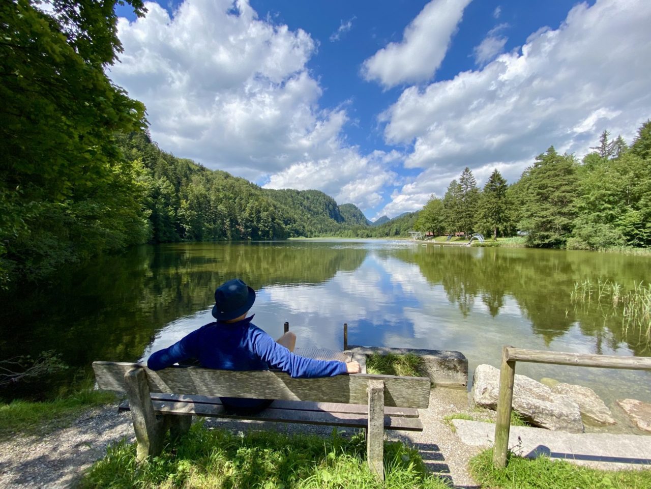 Obersee bei Füssen Ein Mann auf einer Bank vor einem See