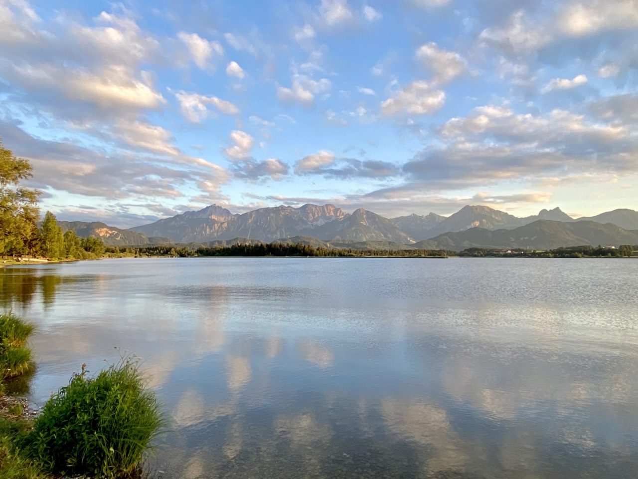 Der Hopfensee mit Blick auf die Berge See mit Berge im Hintergrund